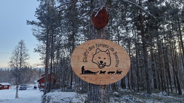 Bienvenue à Sorkmyren Camp Enseigne des Sams des Neiges de Beldina à l’entrée du camp