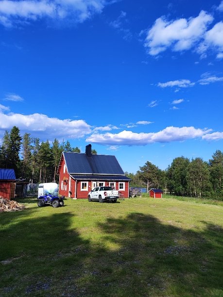 Le camp à la belle saison Maison rouge du camp de Sorkmyren, entourée de pelouse et de forêt en été