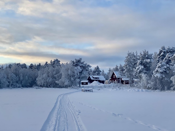 Le camp sous la neige Vue des bâtiments de Sorkmyren Camp depuis le lac enneigé