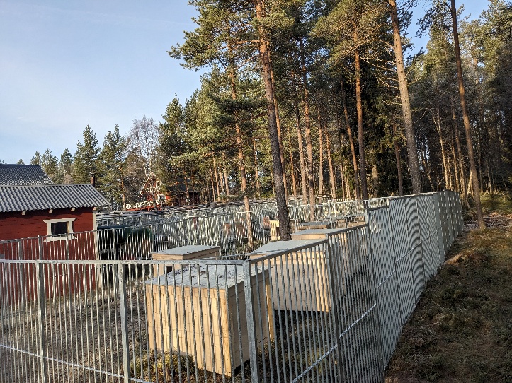 Les niches du chenil Niches en bois dans les enclos sécurisés du camp